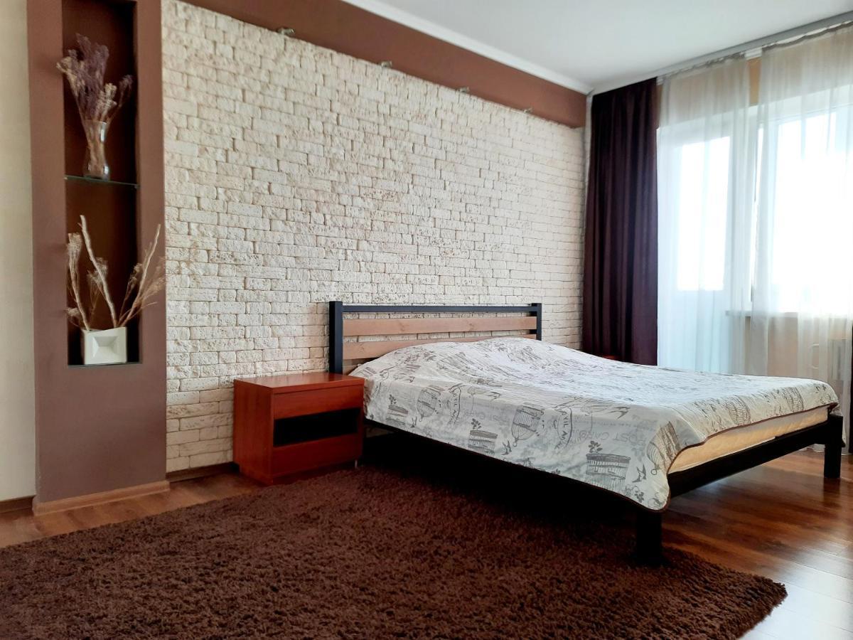 староярмаркова с видом на парк и реку Apartment